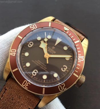 Size：43mm x 15mm Movement：Asian 2824-2 25J Automatic movement at 28800vph Functions：Hours, minutes and seconds display Case：Bronzo case Crystal：Dome-shaped scratch proof sapphire crystal with AR coating Dial：Superlumed dome-shaped brown dial and hands Bezel：Bronze anti-clockwise unidirectional rotating bezel Strap：Aged brown leather strap Clasp：Bronze tang buckle